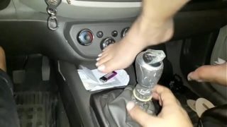 Caiu na net  novinha foi convencida pelo namorado a enfiar o cambio do carro na vagina !!! celular foi para o conçerto e vazou o video