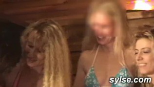 Lesbiennes se godent en voiture avant une partouze au sauna public